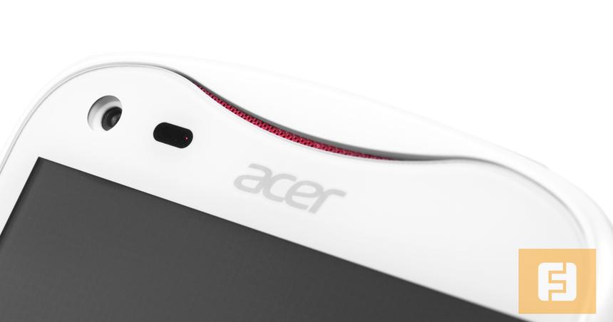 Вечно улыбающийся Acer Liquid E2 совершенно не выглядит глупым. Он добродушен и открыт