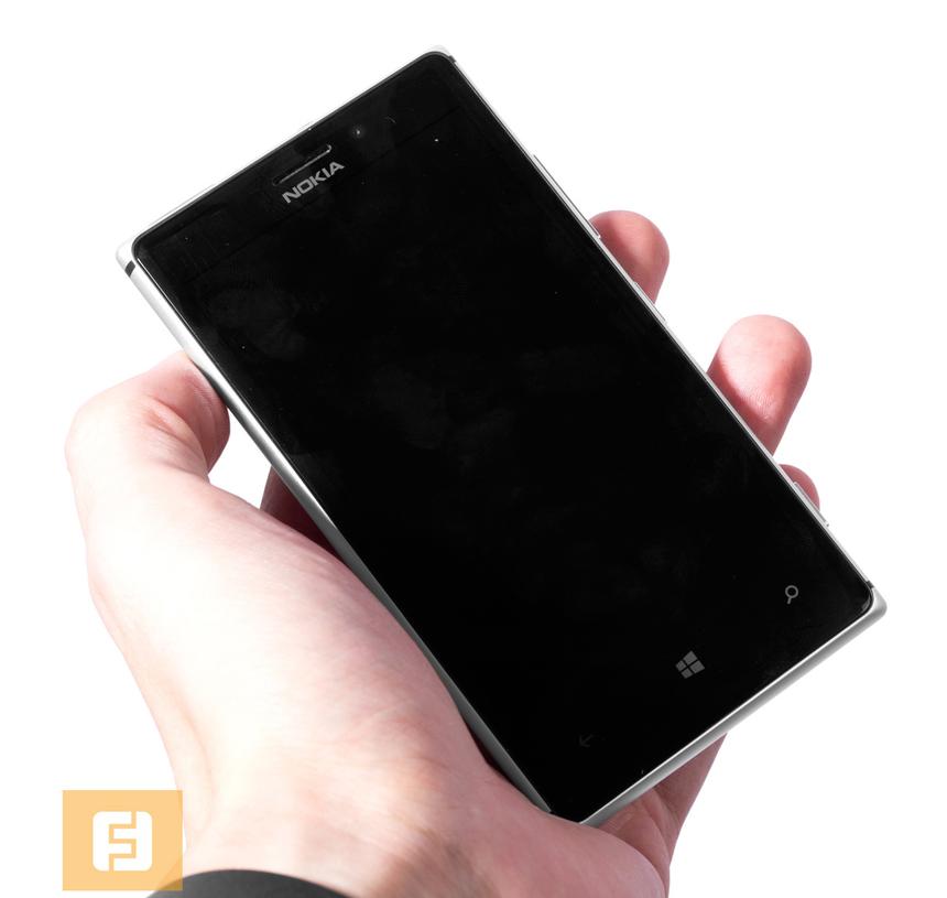 Nokia Lumia 925 в руке