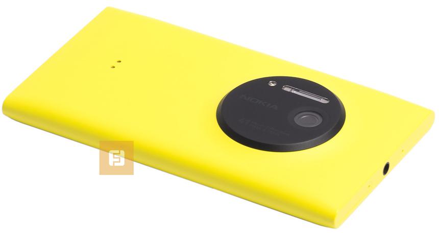 Задняя сторона Nokia Lumia 1020, вид справа