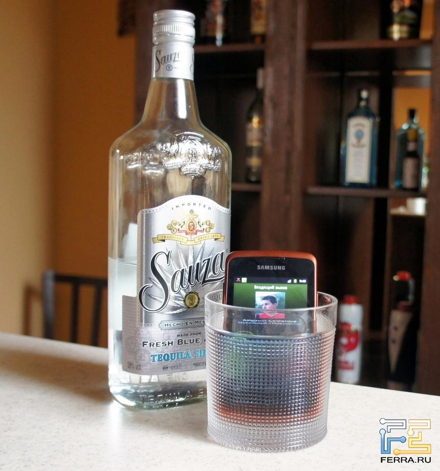 Samsung Galaxy Xcover в стакане текилы