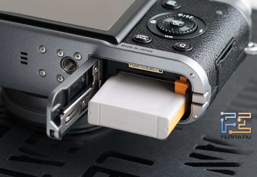 Слоты для батареи и карты памяти на нижней части корпуса Fujifilm X100S
