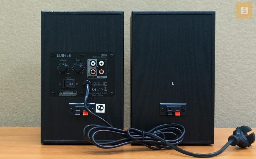 Тыльная сторона колонок Edifier R1100