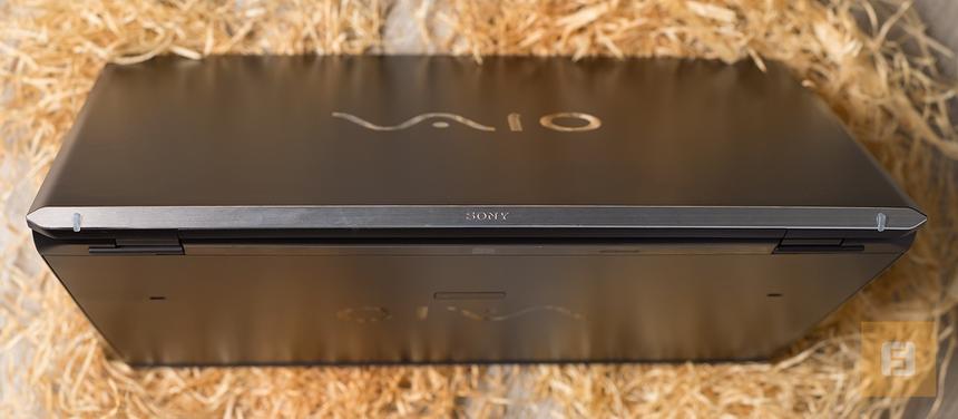 Задний край Sony VAIO Pro 13