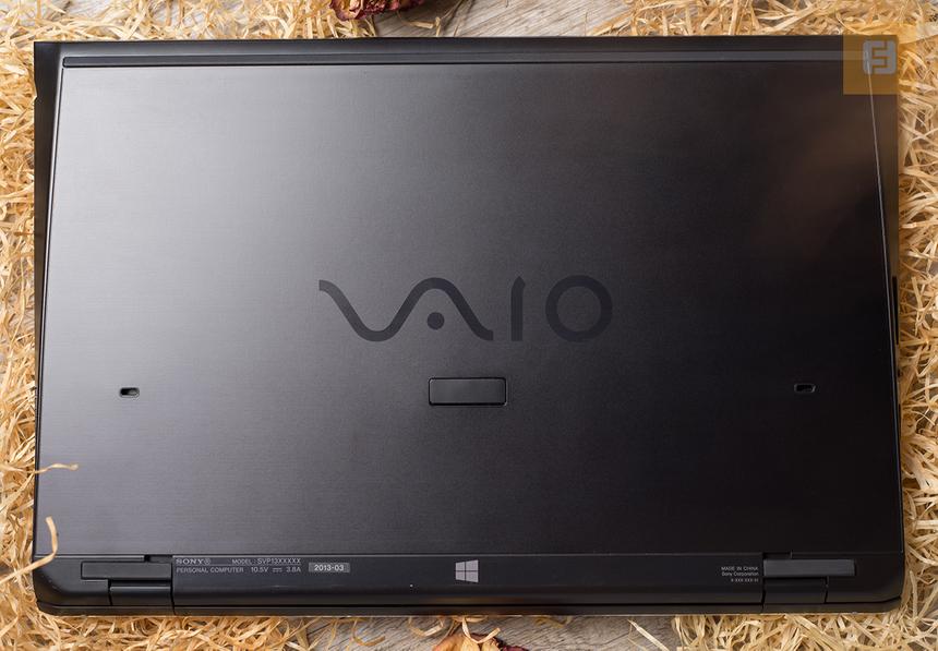 На нижней панели Sony VAIO Pro 13 расположен разъем для подключения второго аккумулятора