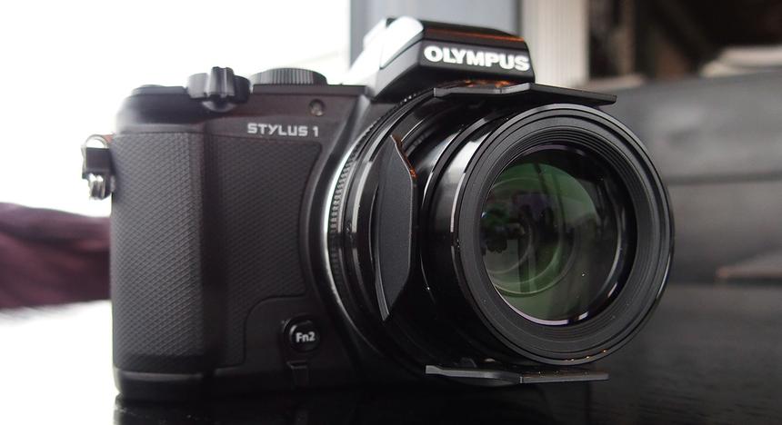 Удобная автоматическая крышечка на объективе Olympus Stylus 1