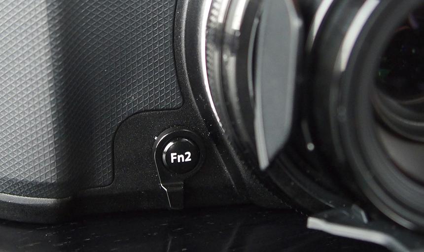 Кнопка Fn2 на лицевой стороне корпуса Olympus Stylus 1