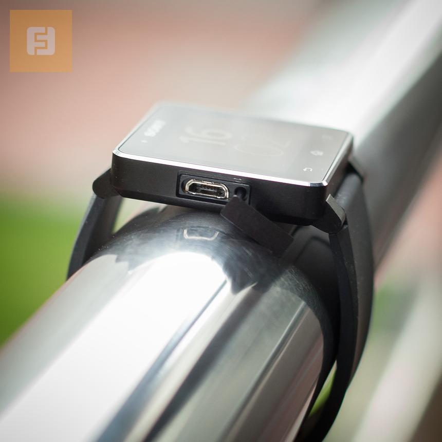 Разъем microUSB на левой стороне Sony SmartWatch 2