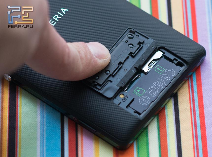 Маленькая крышечка на задней панели Sony Xperia ZL, под которой находится отсек для SIM-карты и флэшки microSD