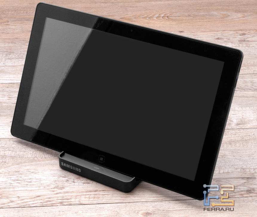 Slate PC в док-станции, вид в три четверти