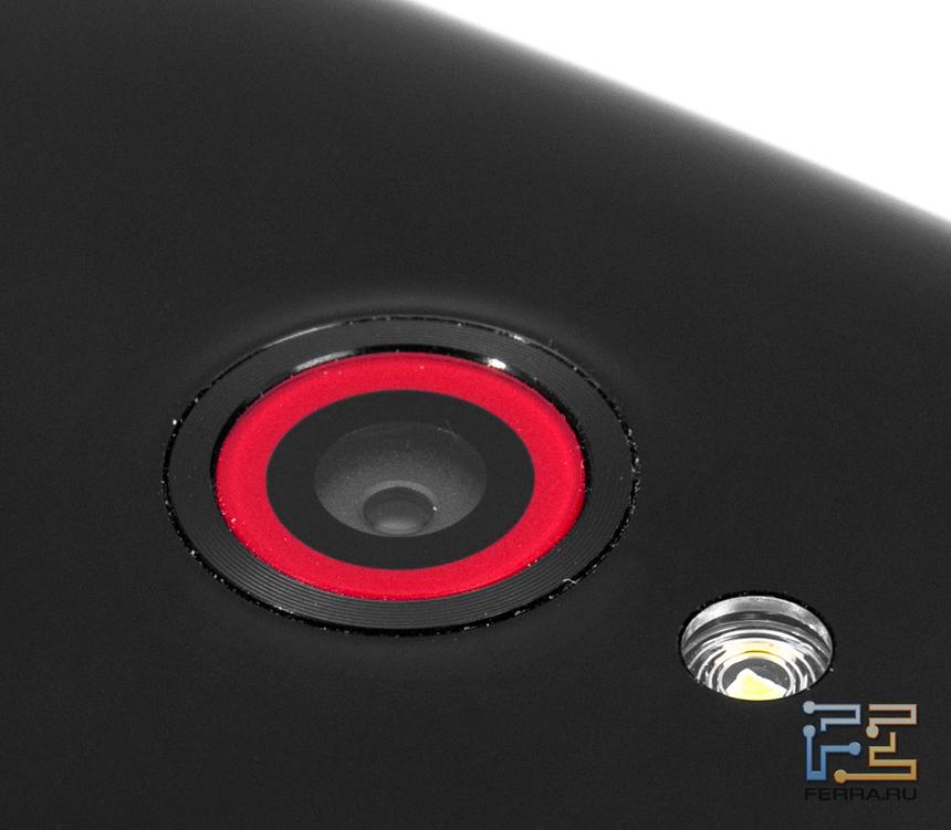 Объектив встроенной камеры на задней стороне корпуса HTC Butterfly