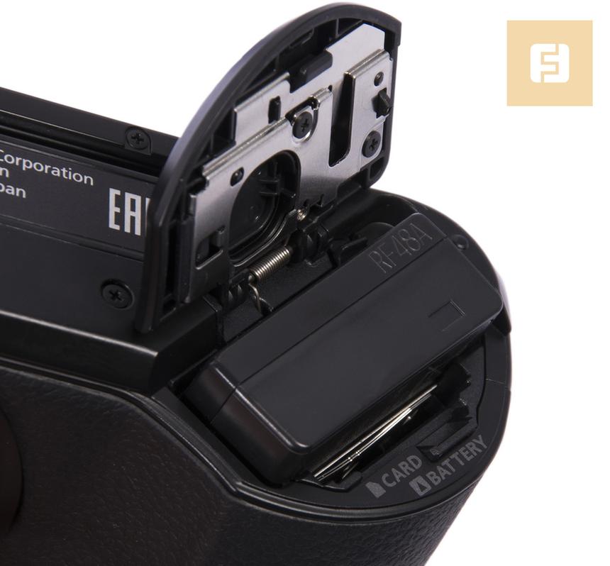 Отсек для батареи и карты памяти на нижней панели Panasonic Lumix GX7