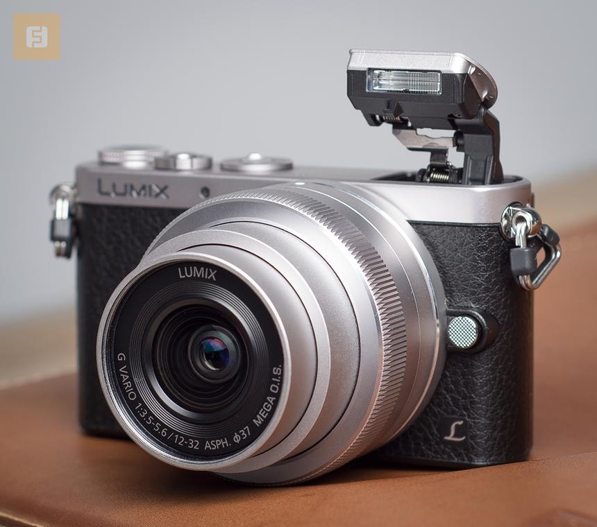 Panasonic Lumix GM1 со взведенной вспышкой