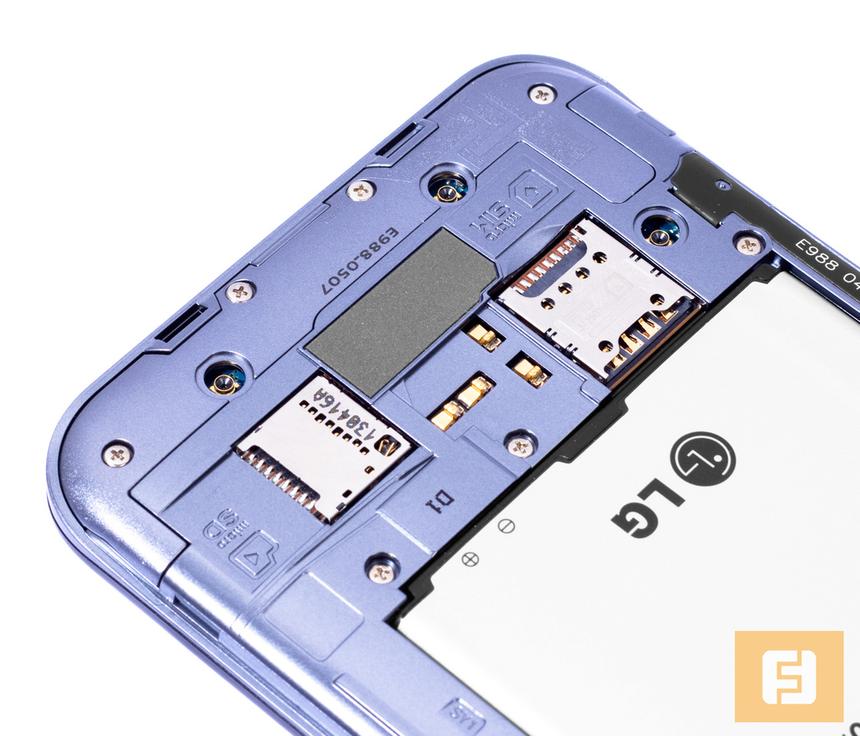 Слоты для микрокарточек SD и SIM