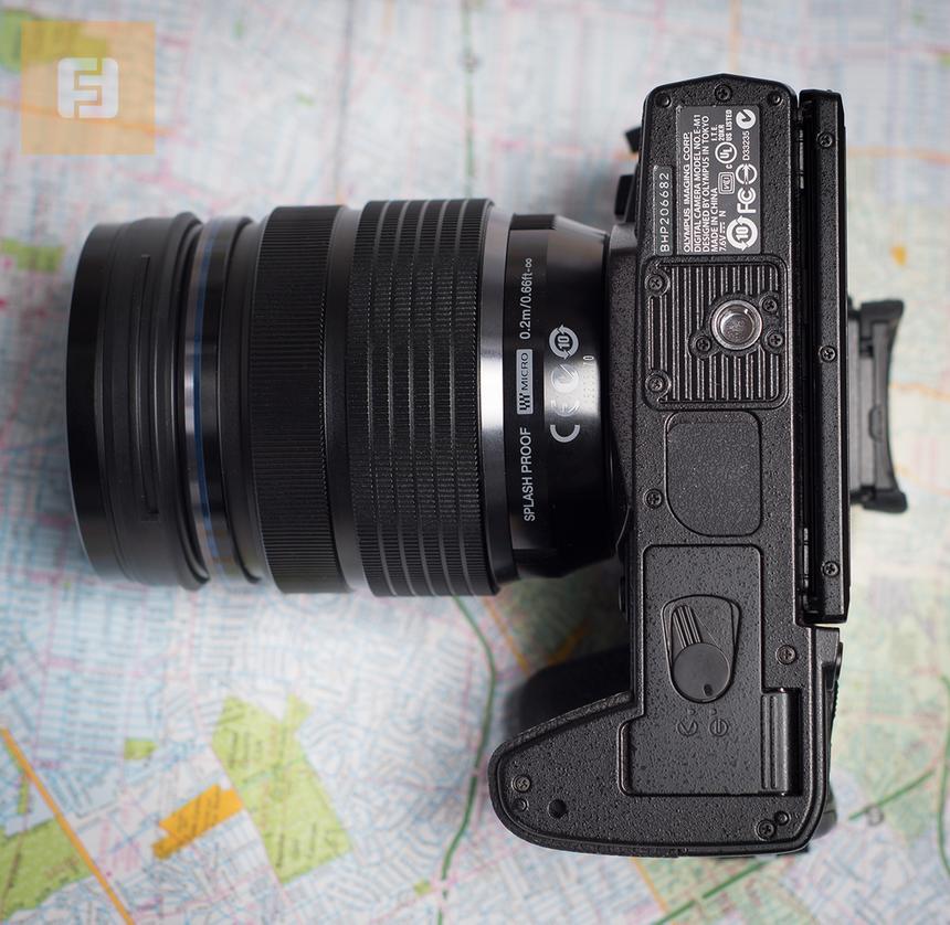 Нижняя сторона корпуса Olympus OM-D E-M1