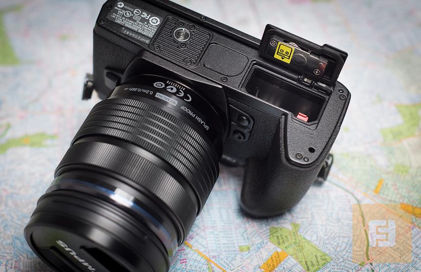 Батарейный отсек на нижней стороне корпуса Olympus OM-D E-M1