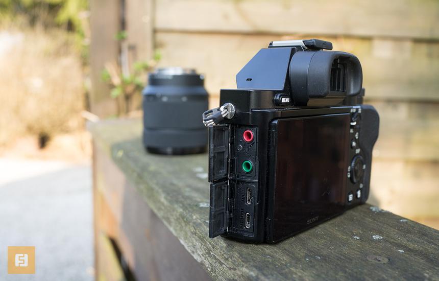 Разъемы под заглушками на левом торце корпуса Sony Alpha A7