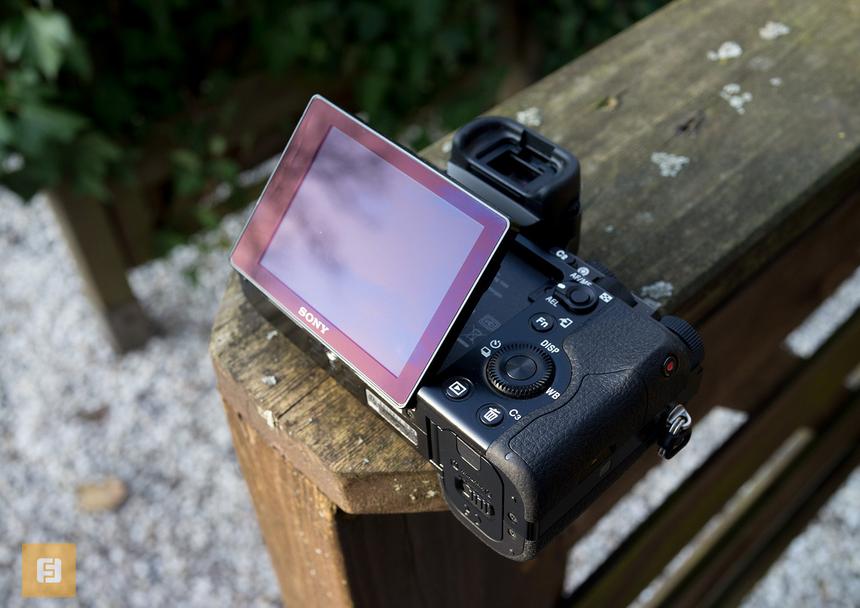 Конструкция дисплея в камере Sony Alpha A7