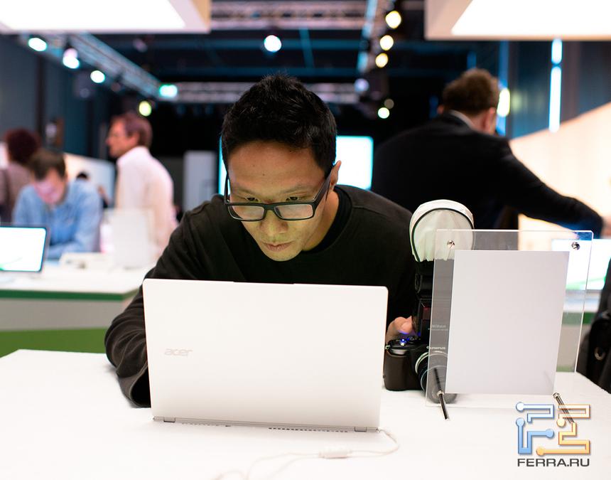 Наш коллега из Гонконга внимательно изучает Aspire S7 на официальной презентации