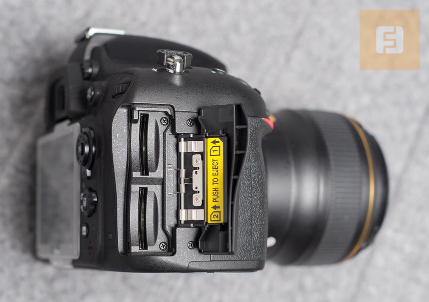 Слоты для SD-карт под крышкой на правой боковине Nikon D610