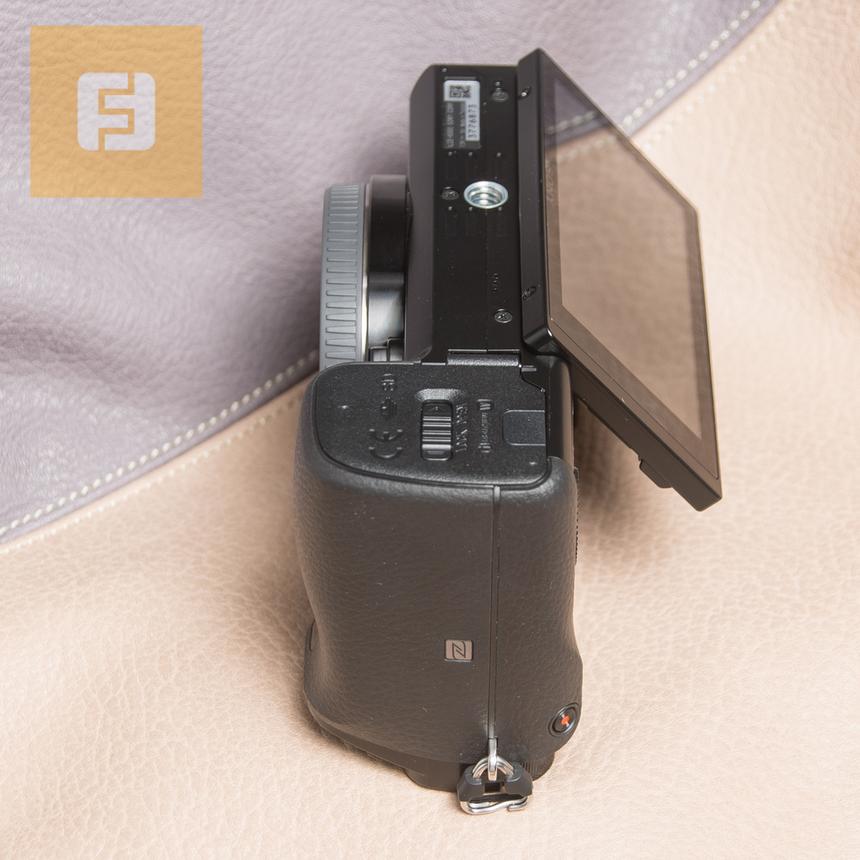 И другой крайнее положение дисплея Sony Alpha a6000