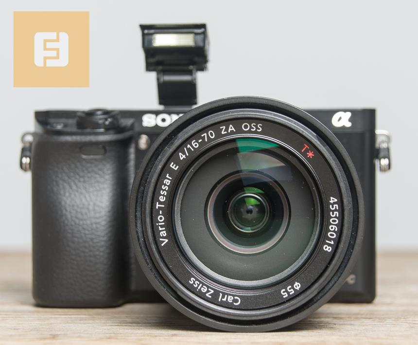 Sony Alpha а6000 с возведенной вспышкой