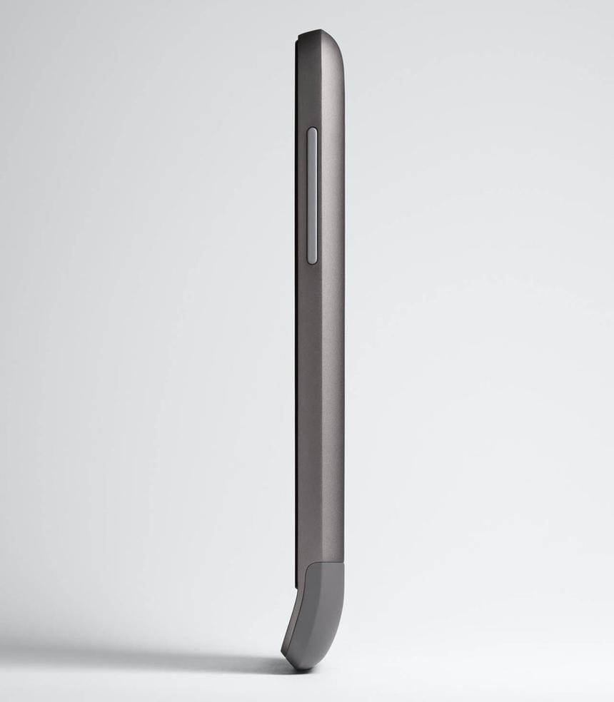 HTC One V — вид сбоку