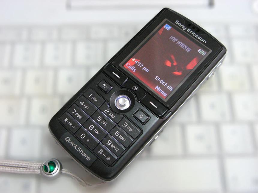 Sony Ericsson K750i. Телефон, после выхода которого всех внезапно начало волновать качество встроенной в телефон камеры (благодаря удачной рекламной кампании, конечно же)