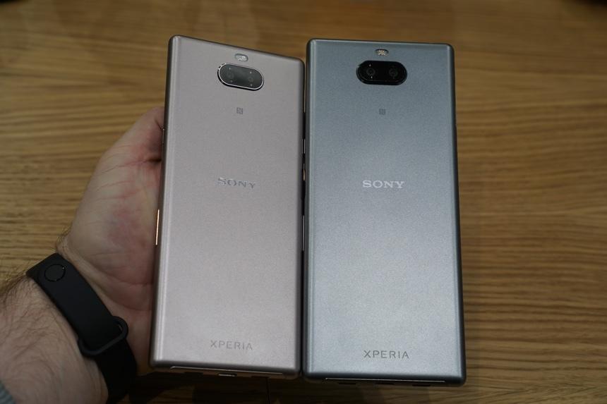 Слева - Sony Xperia 10, справа - Xperia 10 Plus