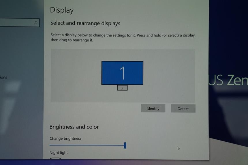 Windows видит ScreenPad 2.0 как обычный экран. Но очень маленький