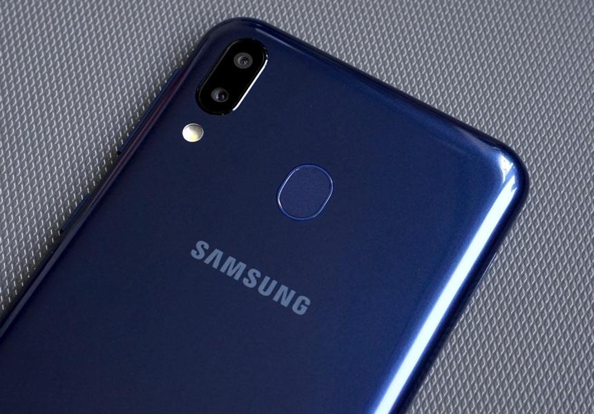 Покрытие сканера отпечатков пальцев у Samsung Galaxy M20 какое-то странное...