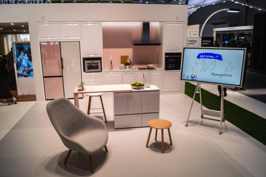 Бытовая техника уже почти не выделяется на фоне остального интерьера. Да и Samsung Flip тоже вписывается неплохо