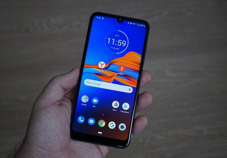 Смартфон Moto E6 Plus в руке