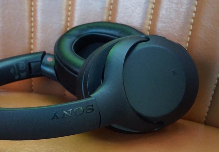 На внешней стороне левой чашечки находится зона NFC 