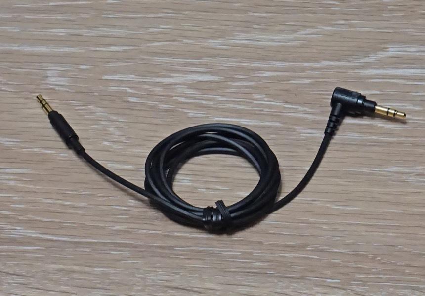 Комплектный кабель 3,5-мм. Увы, не балансный и не передаёт сигнал с микрофона