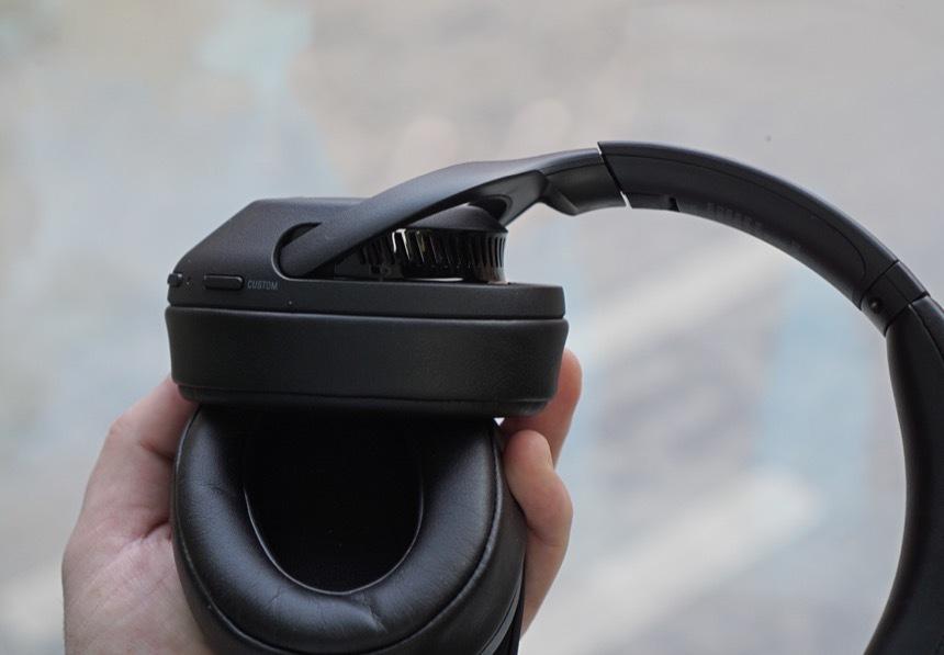 Массивная конструкция позволяет Sony WH-XB900N выдавать реально глубокие басы