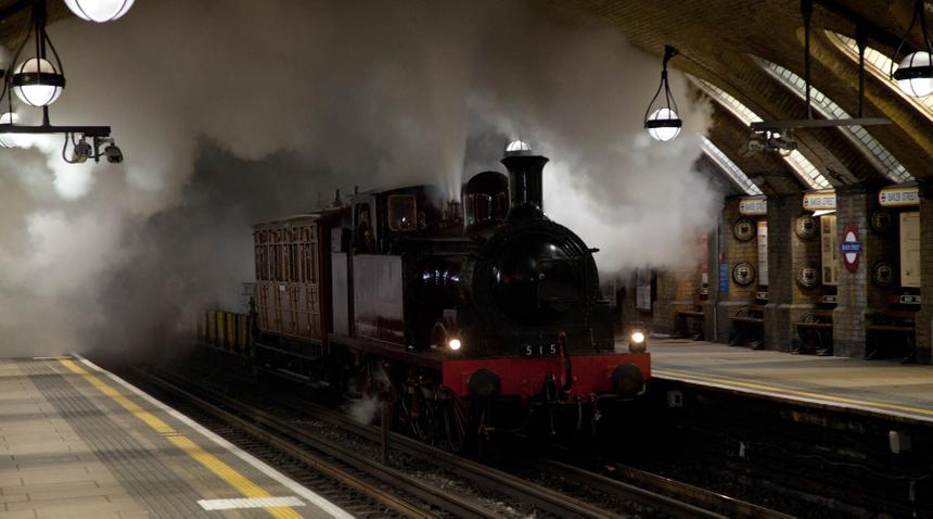 Первому в мире метро исполнилось 158 лет. Как ездили под землёй в эпоху паровых двигателей и карет