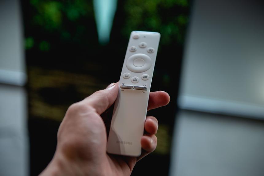 Наконец-то вышел телевизор, сделанный не для «дедов», а как продолжение смартфона