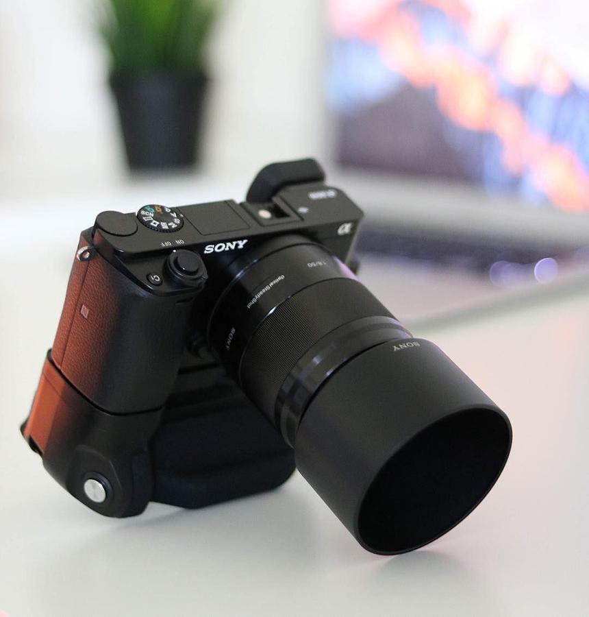 Sony Alpha ILCE-6000 с батарейной ручкой