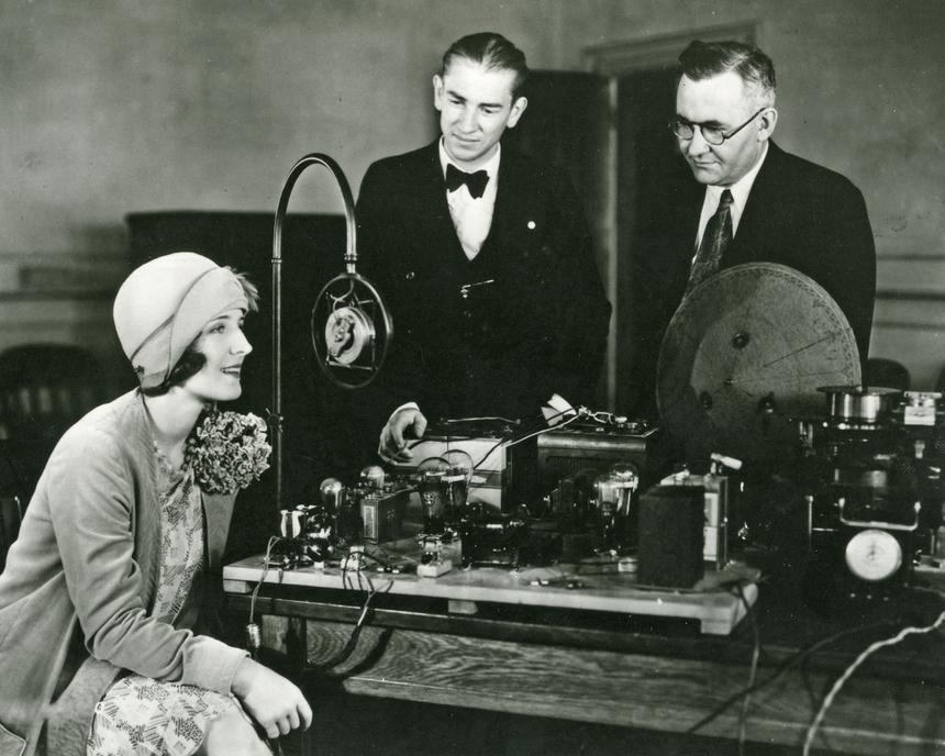 Канадо-американская актриса Норма Ширер делает запись на телеграфон в студии Metro-Goldwyn-Mayer в 1927 году