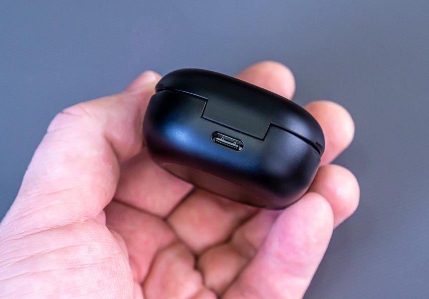 Кейс Samsung Galaxy Buds Pro заряжается либо через USB-C либо с помощью беспроводной зарядки