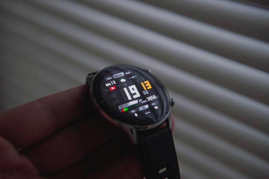 Бывают умные часы для спортсменов, бывают — для бизнесменов. А вот вариант для всех