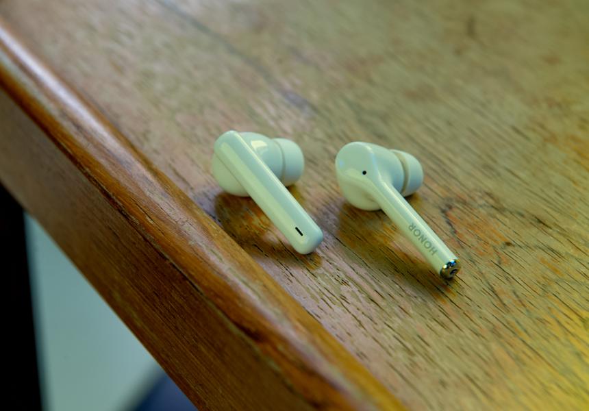 Слева Freebuds 4i, справа — Honor Magic Earbuds (они же Freebuds 3i). Как видите, ножку в новой модели сделали короче, но шире