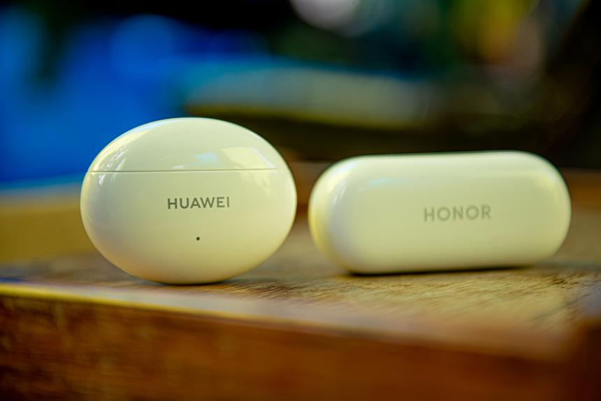 Фото этого не передаёт, но на самом деле кейс Freebuds 4i (слева) занимает в рюкзаке меньше места, чем кейс Freebuds 3i (справа)