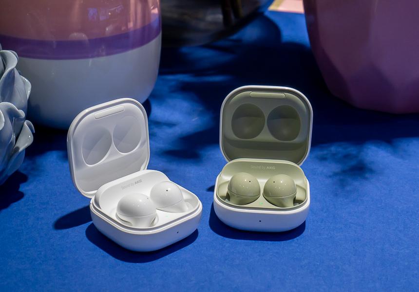 Samsung Galaxy Buds2 в белом и оливковом цвете