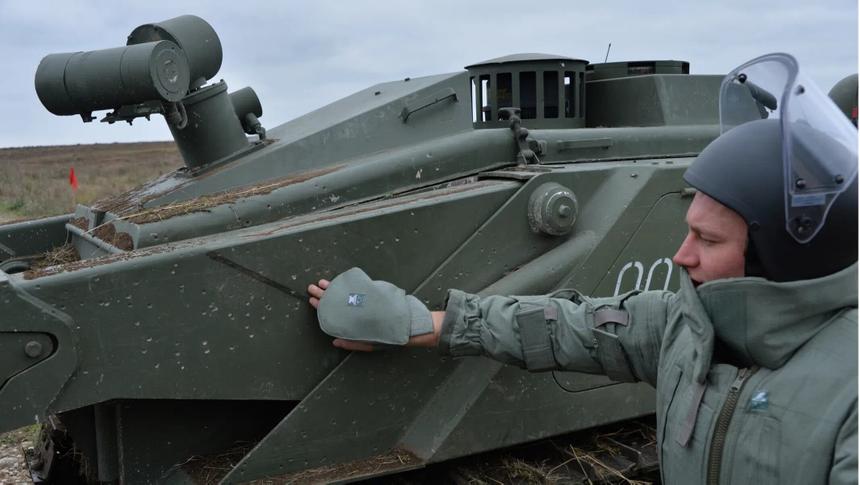 Саперный Уран-6 посечённый осколками на испытаниях