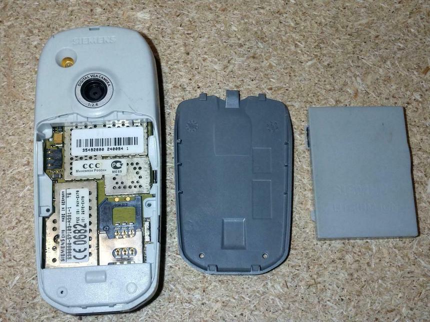 У некоторых  телефонов крышка снималась буквально от дуновения ветерка