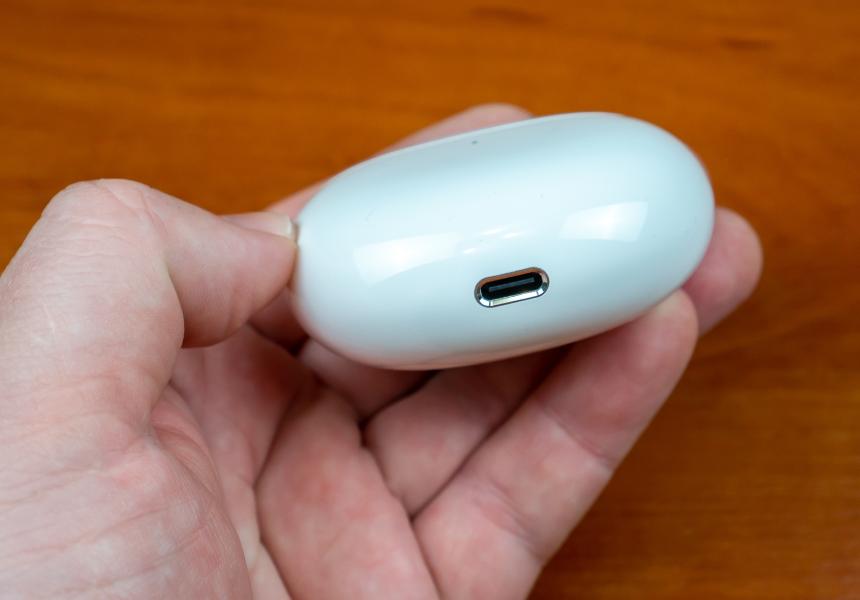 Шестисотые, но не Mercedes: тестируем наушники с шумодавом от знаменитого производителя теликов