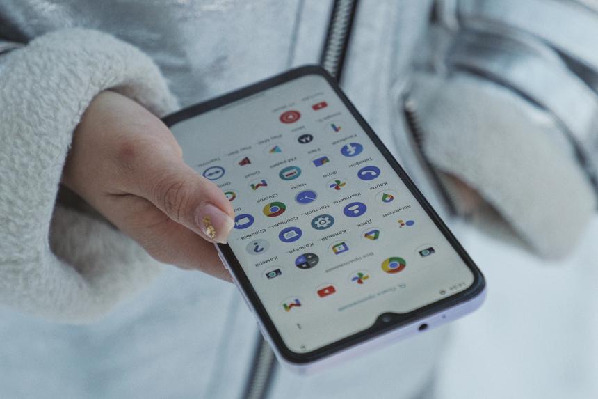 Что вам достанется, если взять бюджетный смартфон легендарной марки? Проверяем!