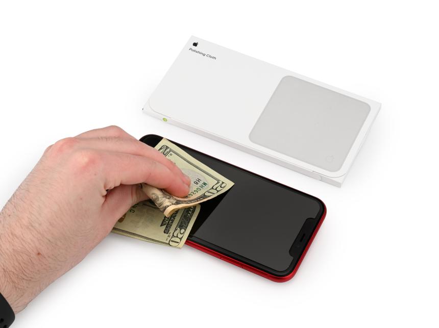 Apple объяснила, как помыть ее тряпку за 1,5 тыс рублей