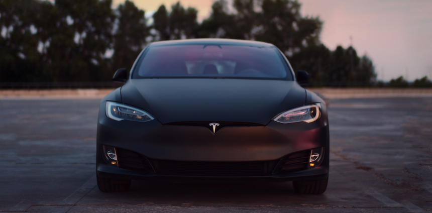 Как в фильмах про Бонда: электромобили Tesla будут автоматически поднимать кузов над ямами и ухабами